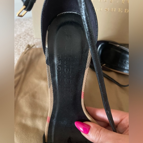 BURBERRY Sandals!! - Picture 7 of 9